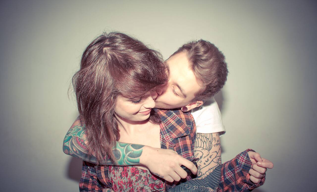 Genç sevgili çiftler öpüşüyor